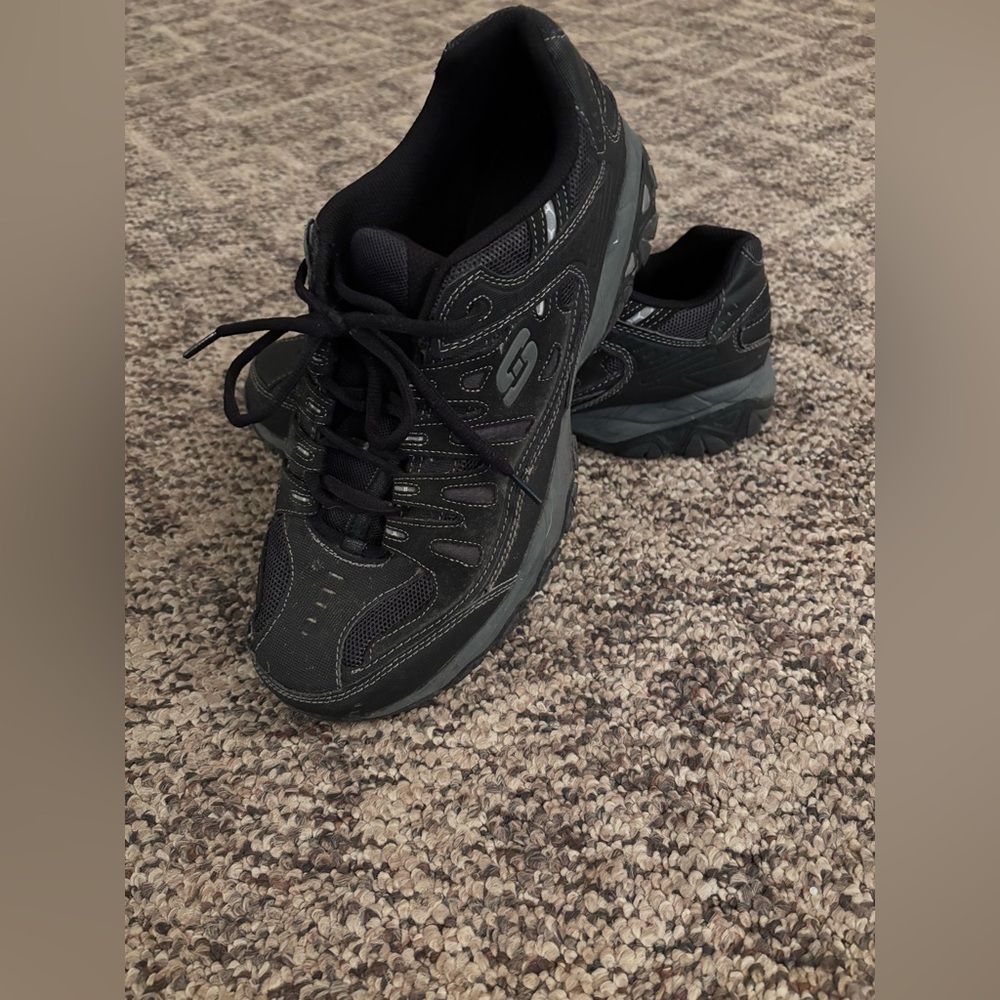 Sketchers black sneakers